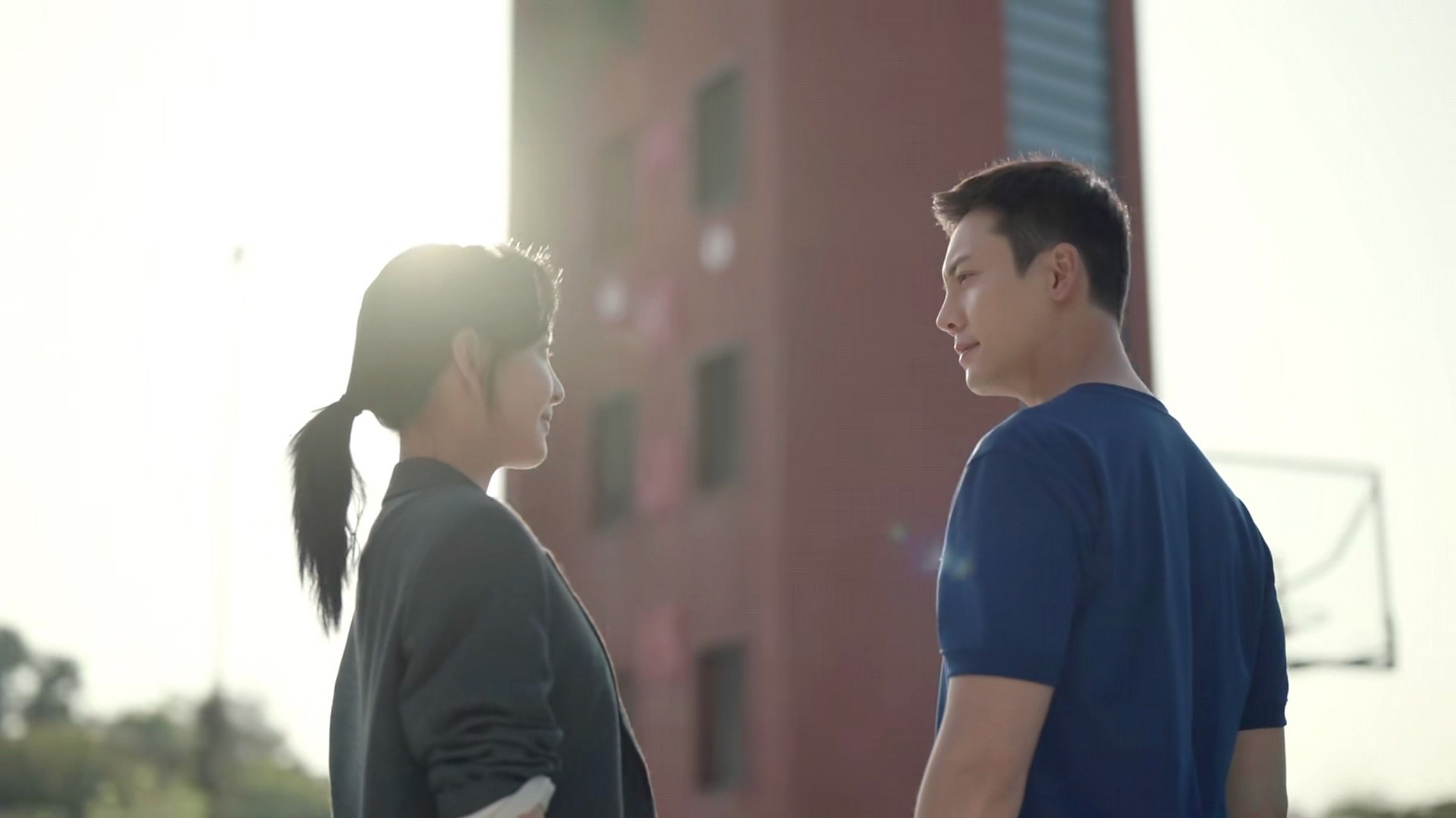 《照亮你》靳时川(陈伟霆饰)和徐来(章若楠饰)在线给观众喂糖了,甜到