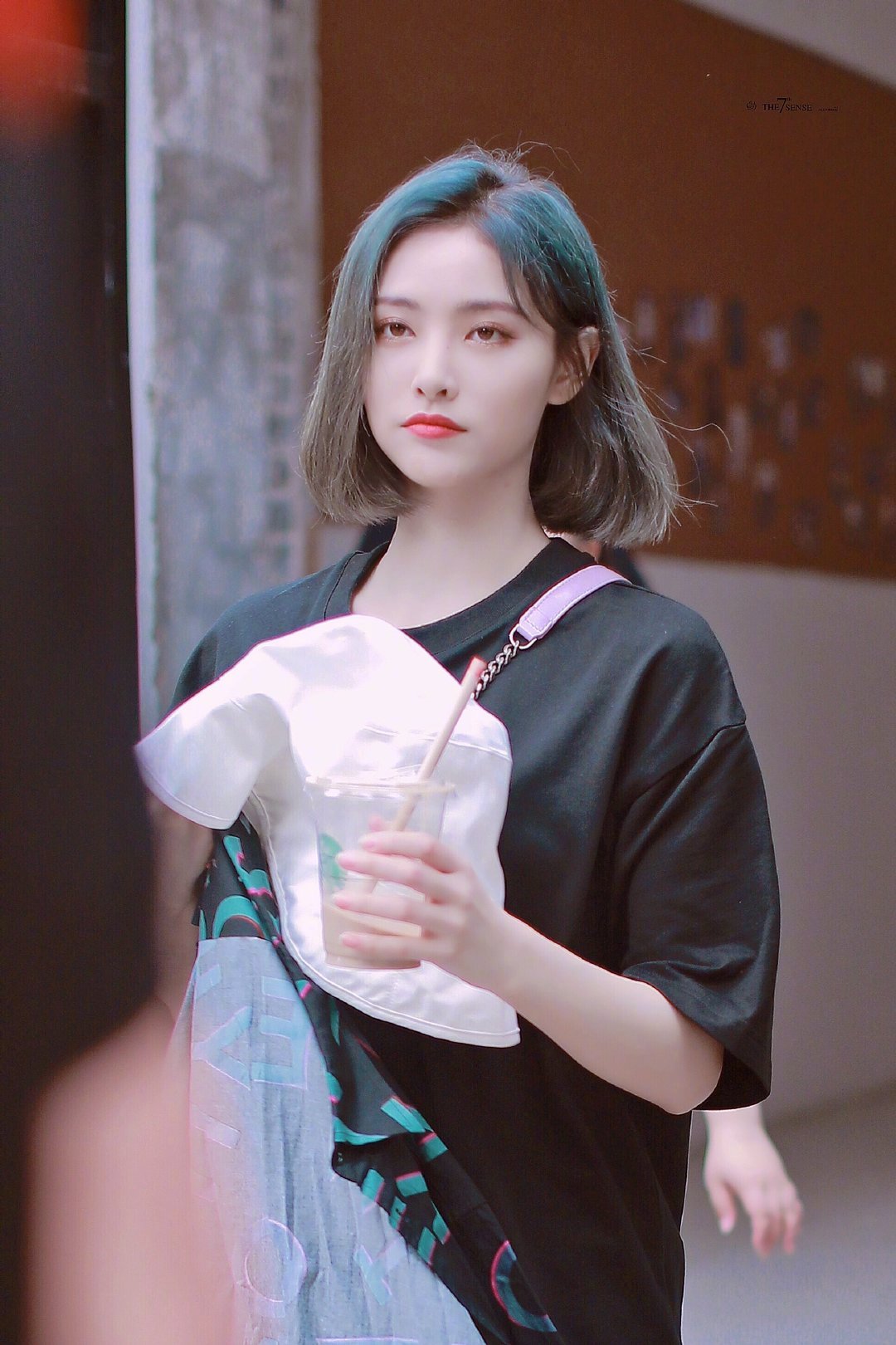 许佳琪私服分享,花瓣印花t恤搭配香芋紫羊皮菱格包,甜美可爱