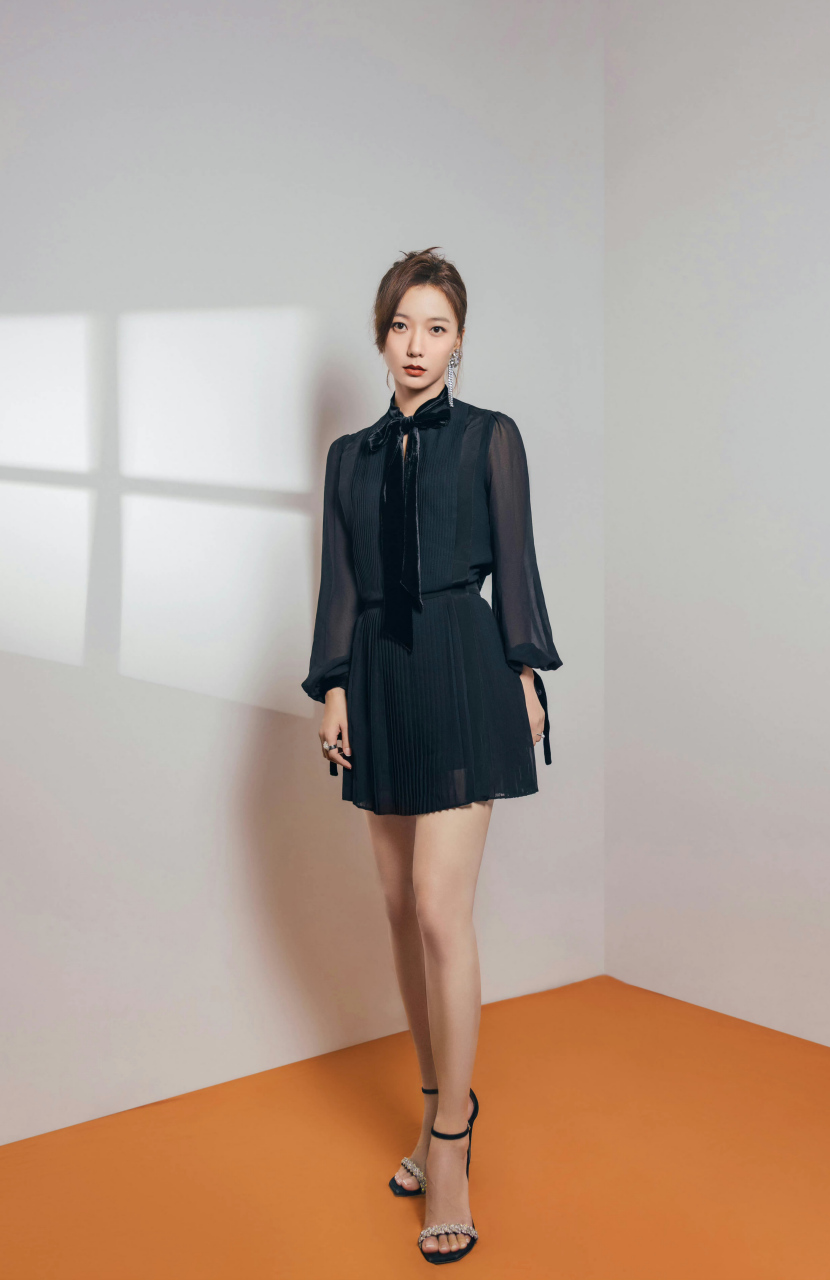 陈都灵的皮肤真水嫩,弹指可破,蔡卓妍也不错,略逊