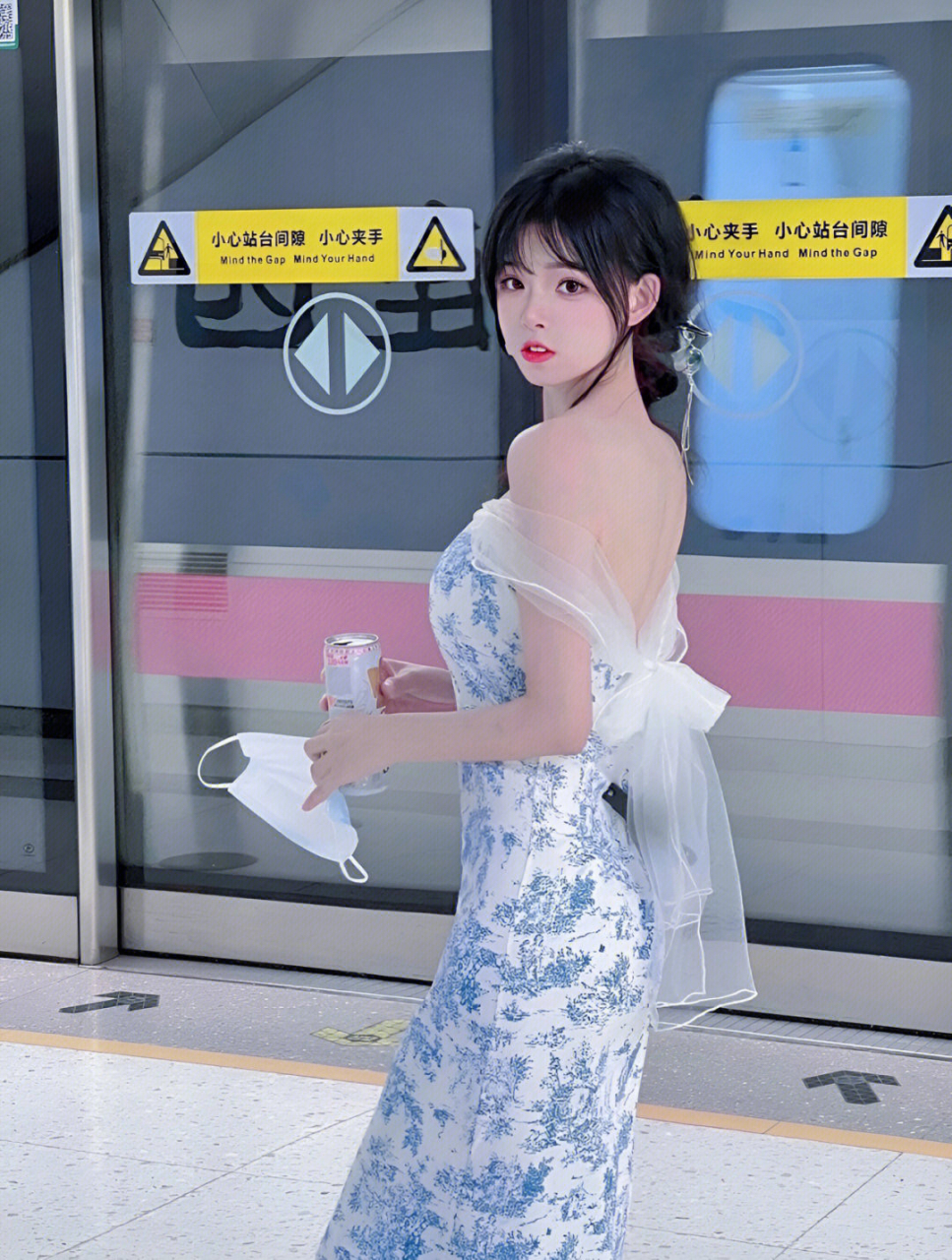 小姐姐地铁写真照,好看!