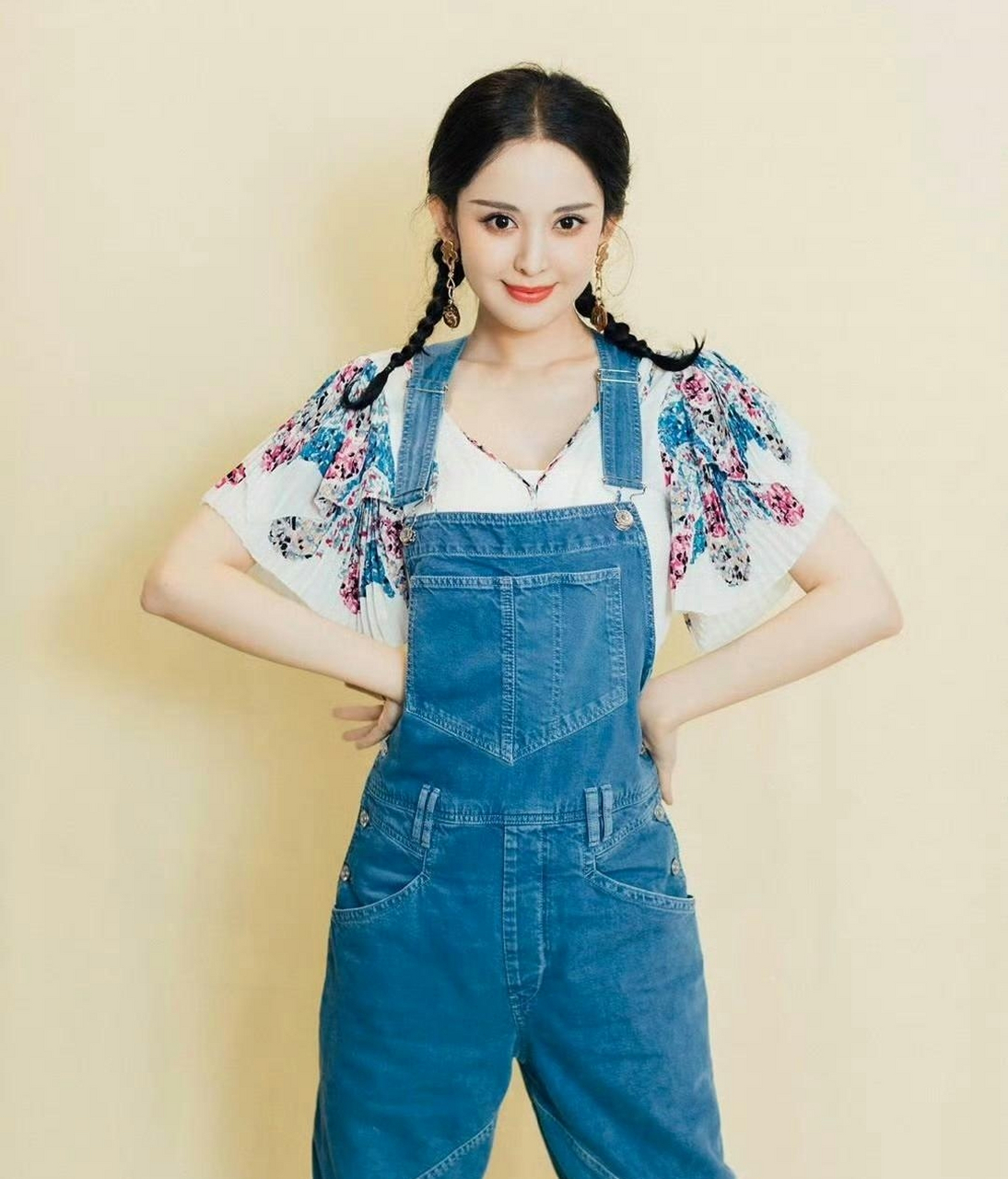 古力娜扎好漂亮,牛仔背带裤配双麻花辫,清纯俏皮,可爱灵动,满满的少女