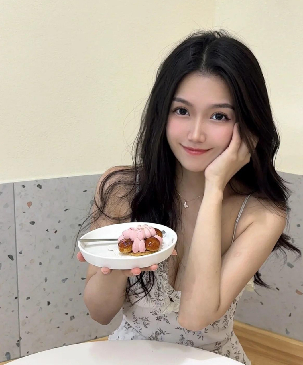 我有一个愿意吃甜品的女朋友,她漂亮,她可爱,她善解人意,和她在一起的