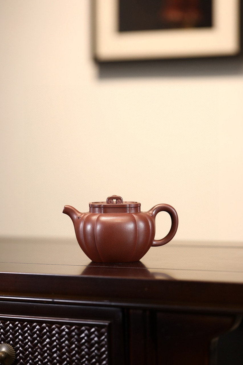 太极如意|优质紫泥|250cc|精工半手  筋纹贯穿壶身,线条清晰挺括,嘴把