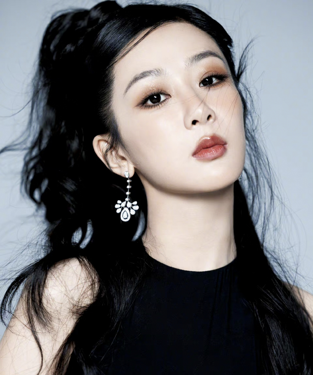 杨紫尝试新风格,新造型高马尾也好好看,暗黑风的杨紫#杨紫# #杨紫高