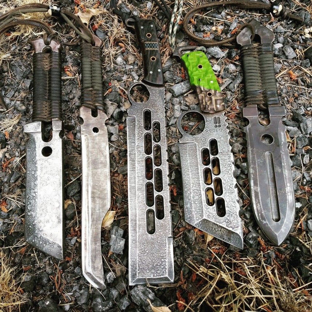 这是几把设计比较特别的刀,如果是野外生存的话,你选择哪一把?