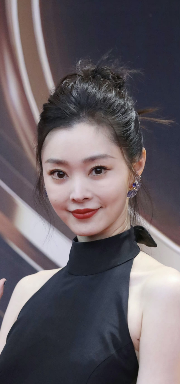 宋轶生图状态,脸是真标志,眼尾上翘似有若无的媚态#明星生图大赏