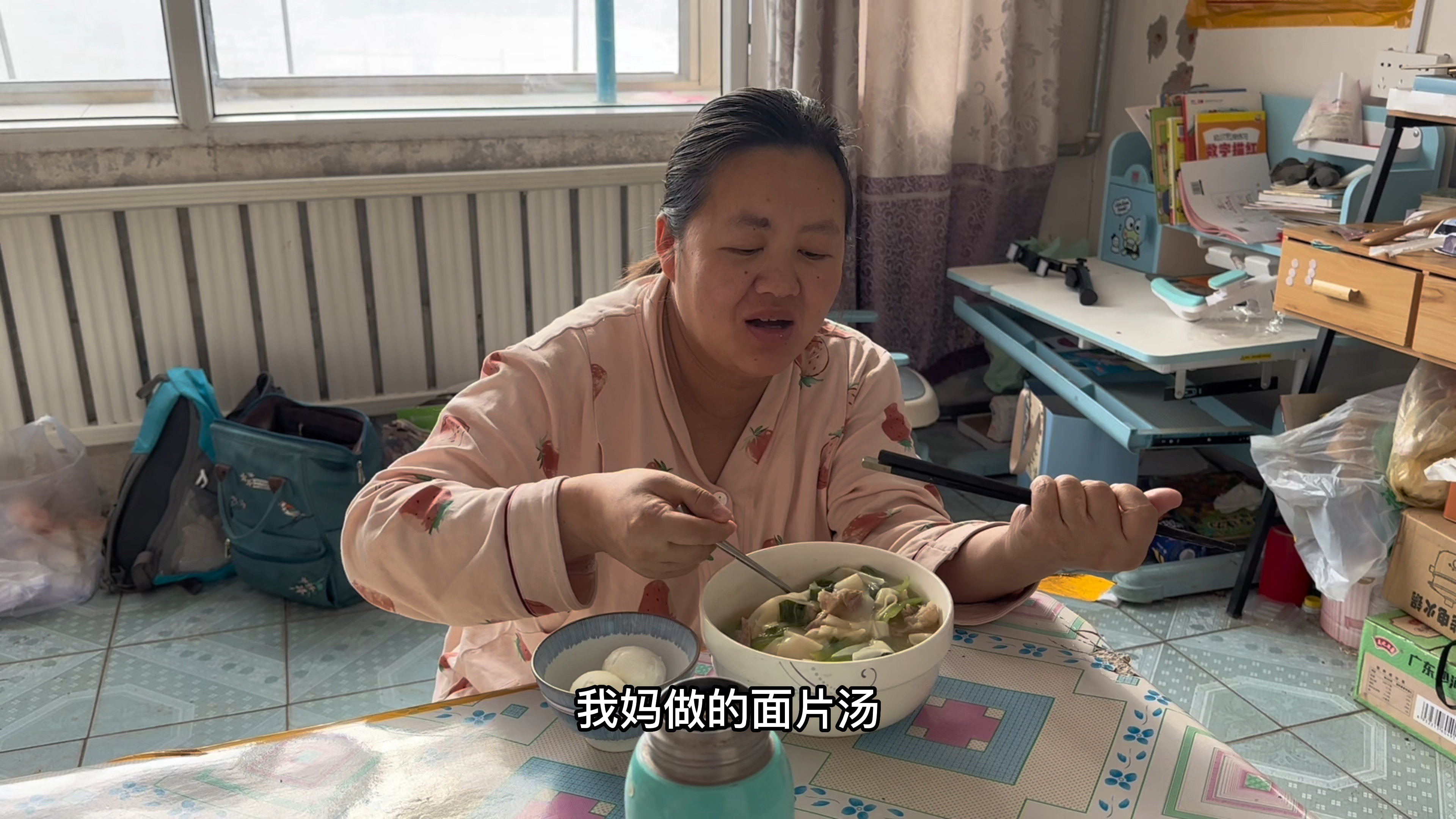 东北老妈做月子饭,有肉和青菜,广西媳妇吃的只剩汤底