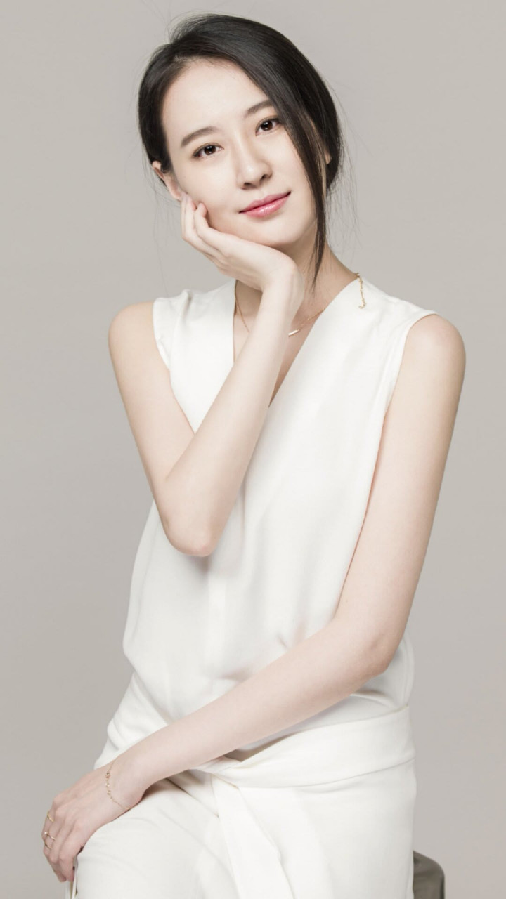 王乐君是一位容颜清丽,说话慢条斯理的女孩,喜欢舞蹈和古筝.