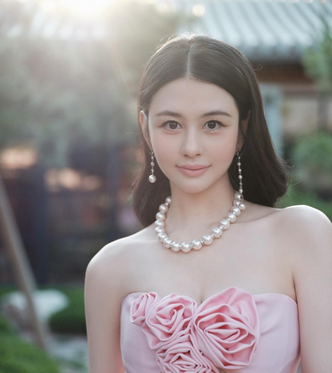 近日,邱淑贞的22岁女儿沈月在社交媒体上晒出了一组美照,然而,与她