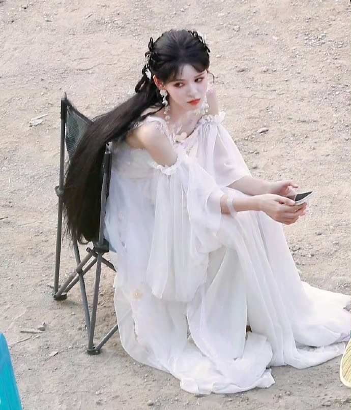 斗罗大陆2,张予曦白裙造型美翻了,这才是真人小舞正确打开方式