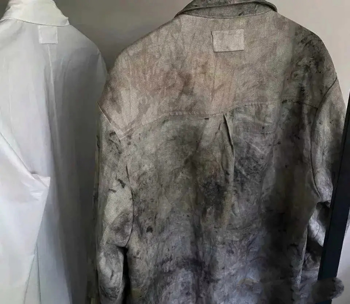 湖北武汉一位男子,在柜子里发现一件脏兮兮的衣服,他拿去洗甚至用毛刷