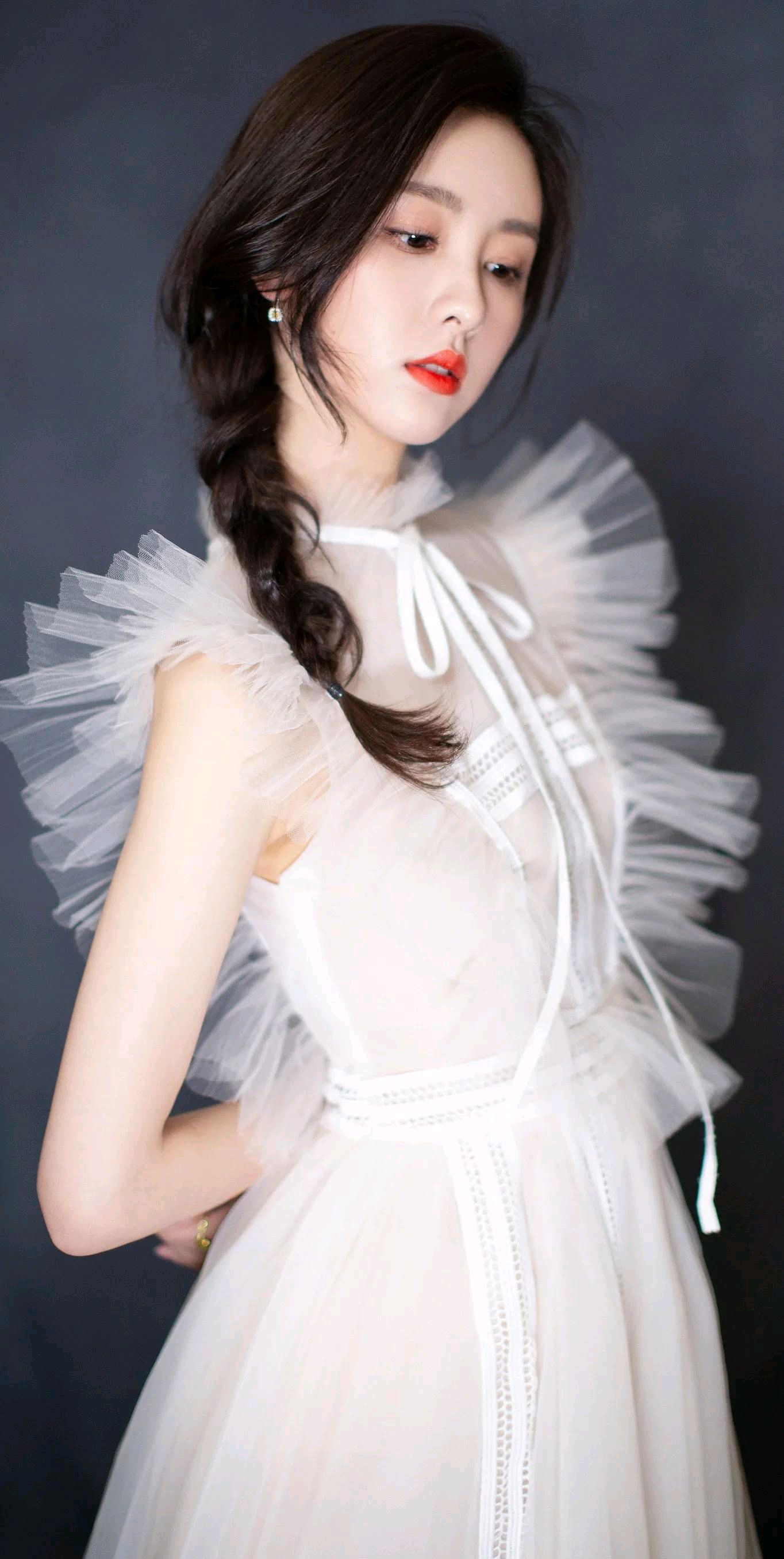 气质美女陈都灵,肤白貌美,令人怦然心动