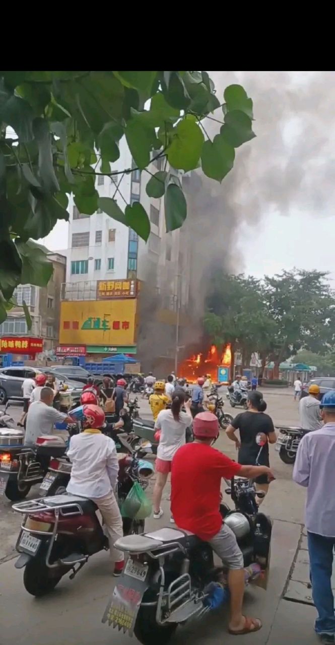 湛江霞山文明路这带的步行街,早上大火熊熊燃烧起来,楼下是商铺,楼上