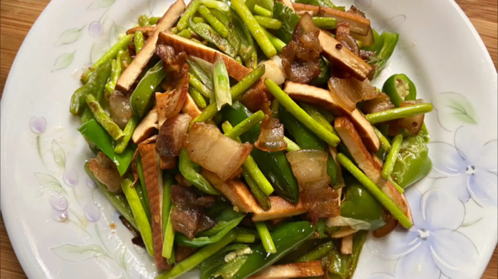 蒜苔豆干回锅肉:简单家常小炒食材多样、清淡营养一菜多吃