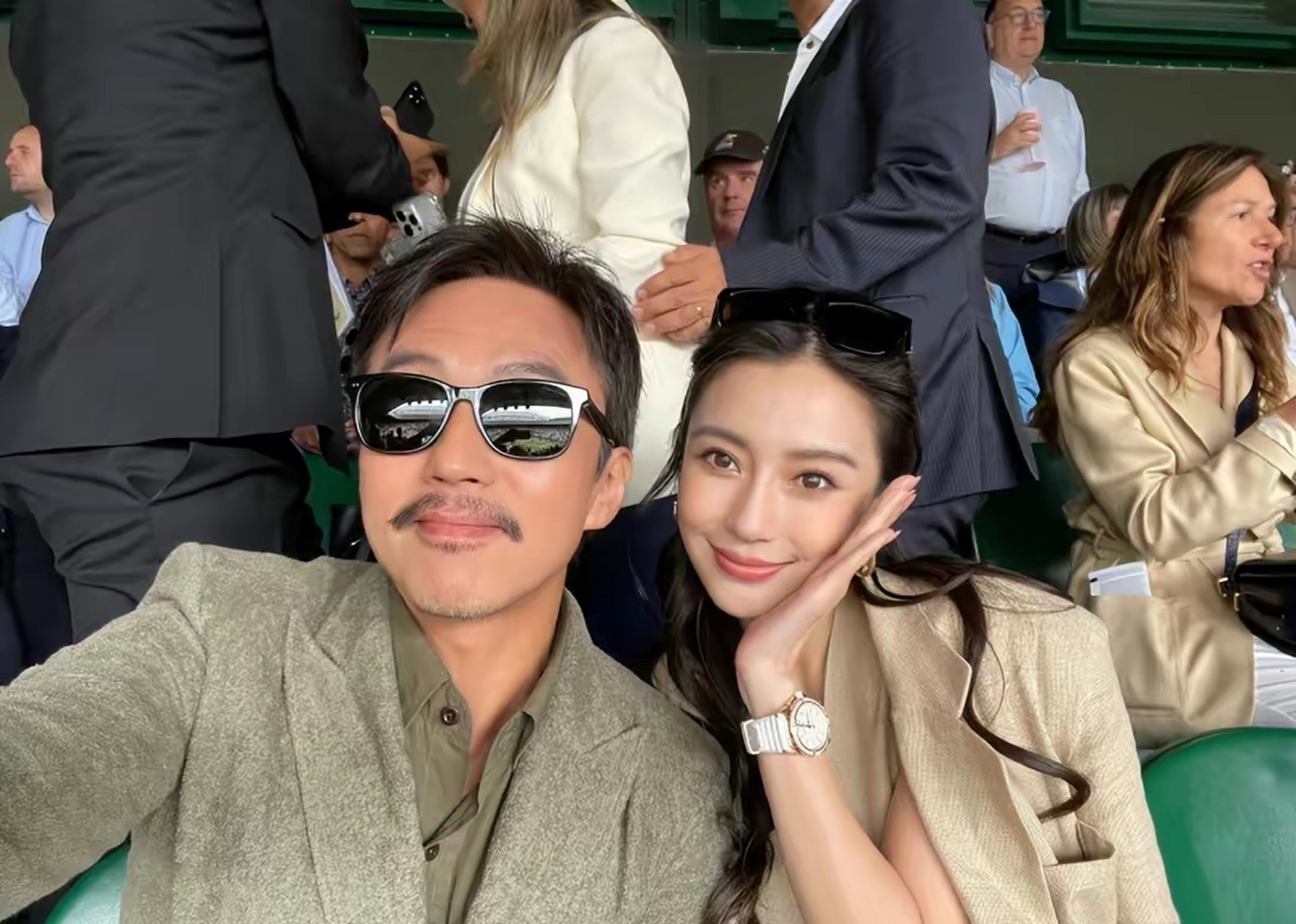 热搜飙升# 邓超晒与angelababy合影,  7月17日,邓超在个人微博上晒出