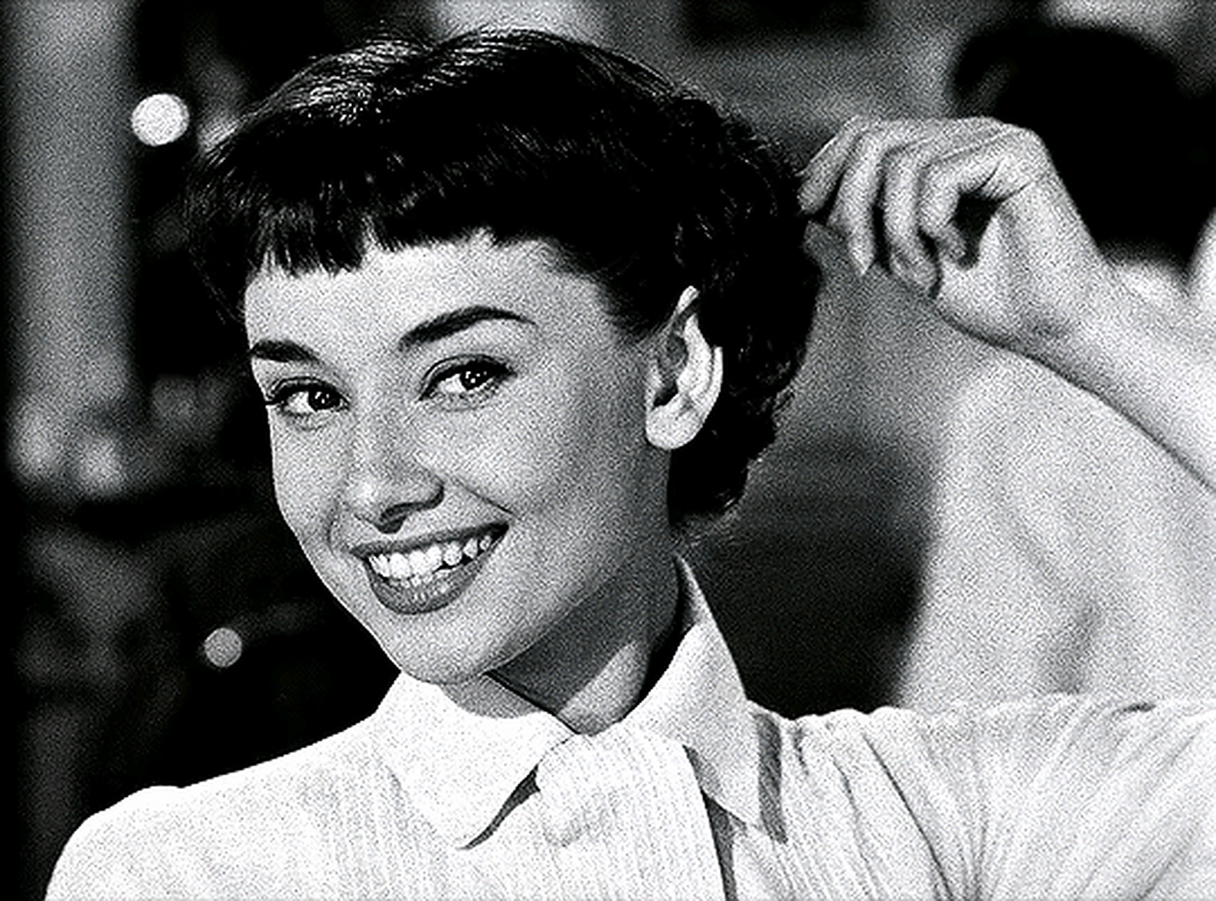 《罗马假日》里的奥黛丽·赫本,短发小姐姐笑起来就是这么迷人!