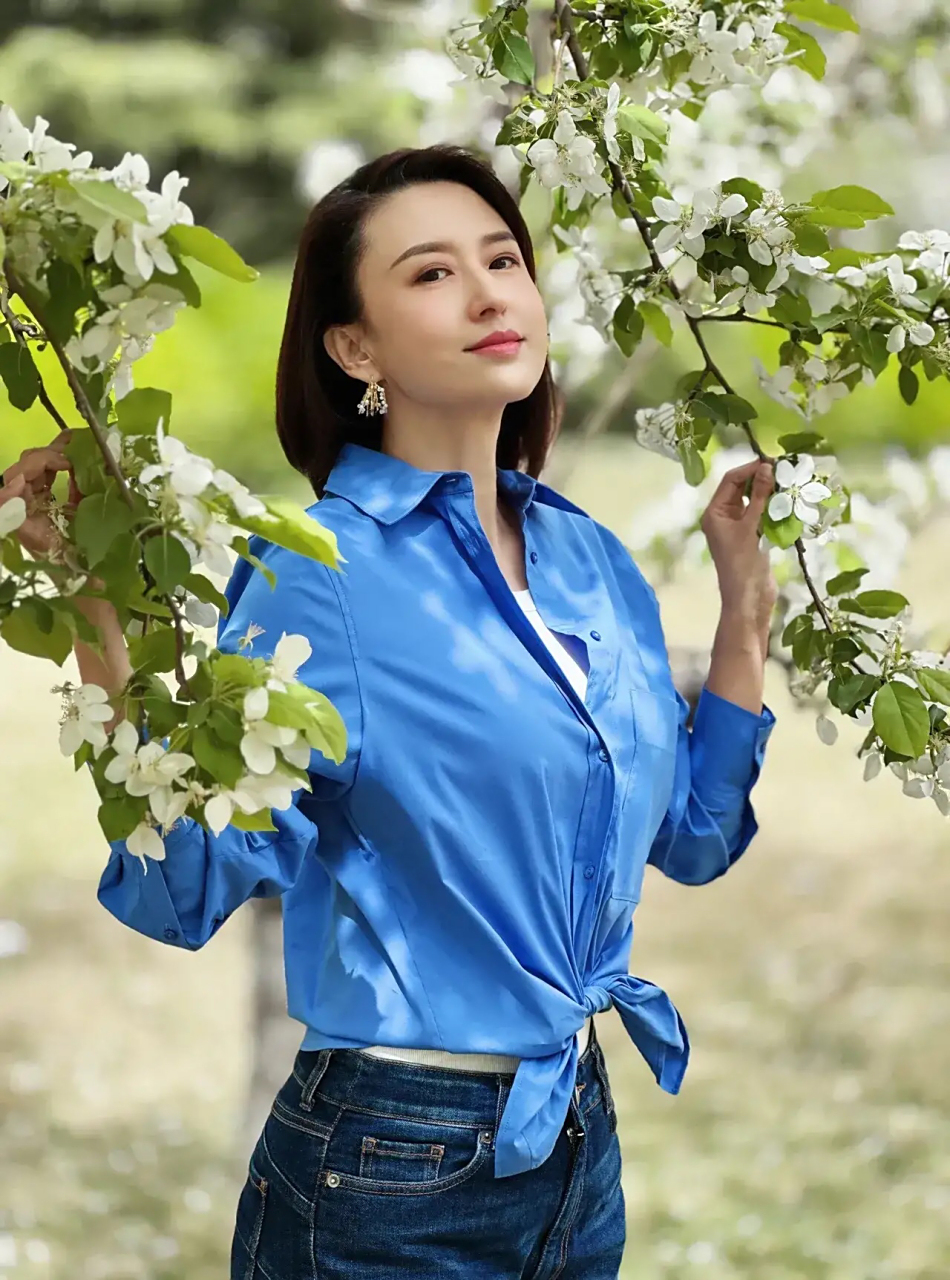 央视主持人张蕾,身穿牛仔裤,蓝衬衫,还有羊毛衫,配羊毛裙,真是太美了!