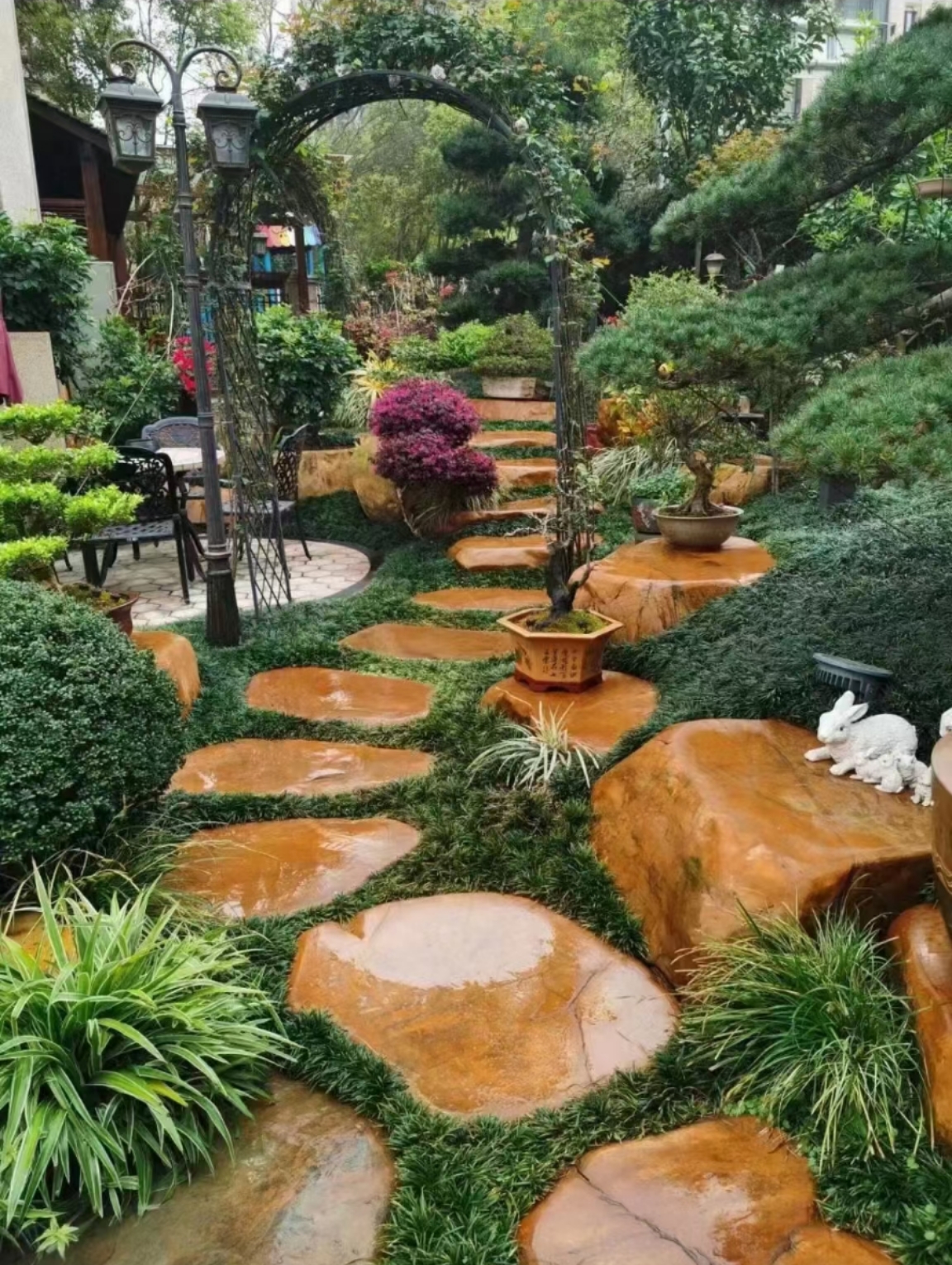 广东黄蜡石平面石草坪点缀踏步