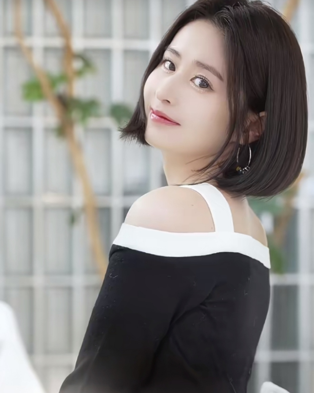 颖儿尝试韩系女爱豆造型,头发剪得更短,刚到下巴的长度显得脸型比较