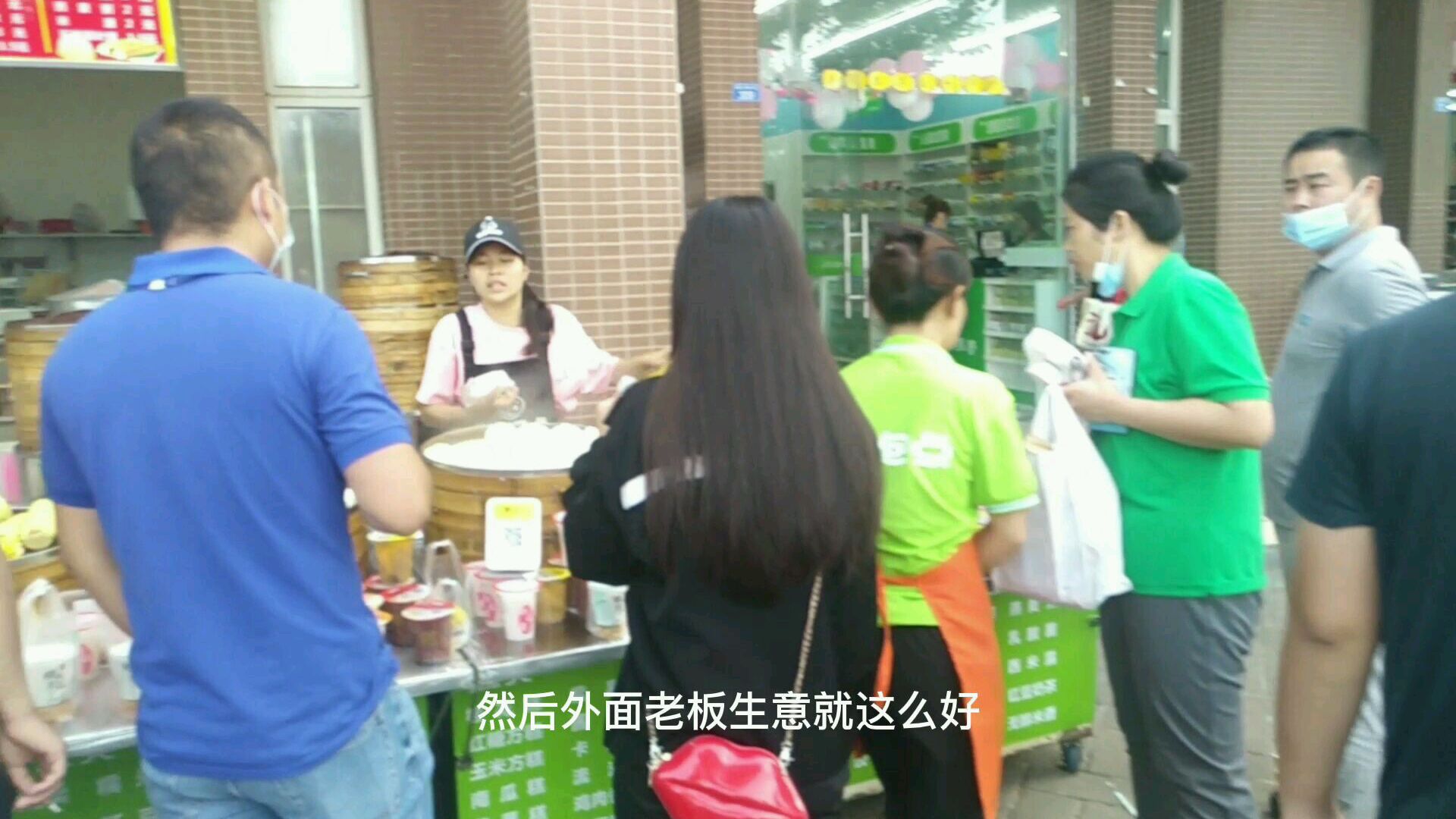 这里卖早餐生意这么好?听听小伙怎么说
