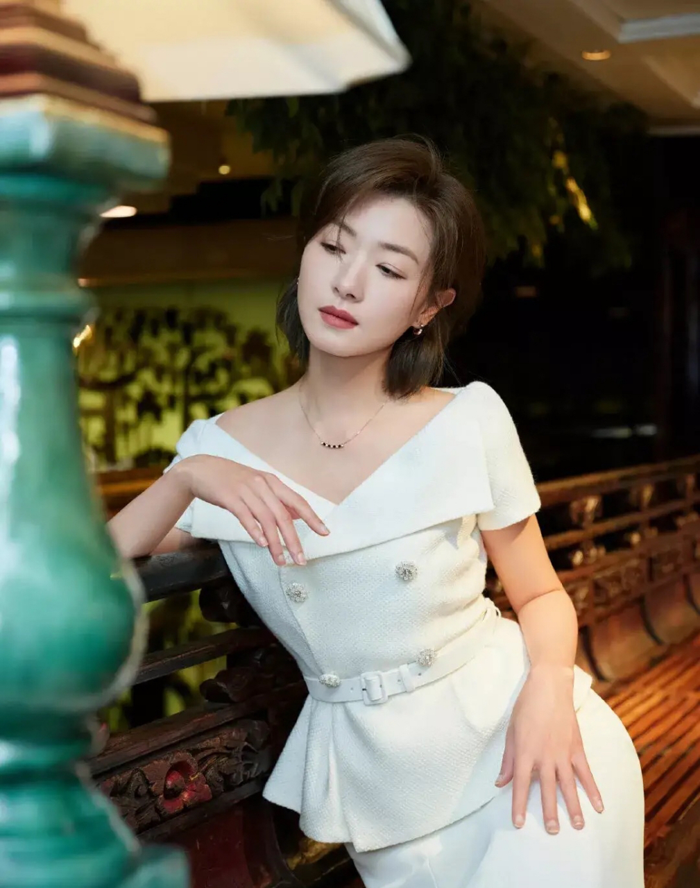 万茜一身白色的礼服裙 人淡如菊的清秀长相 让人一见难忘太美了