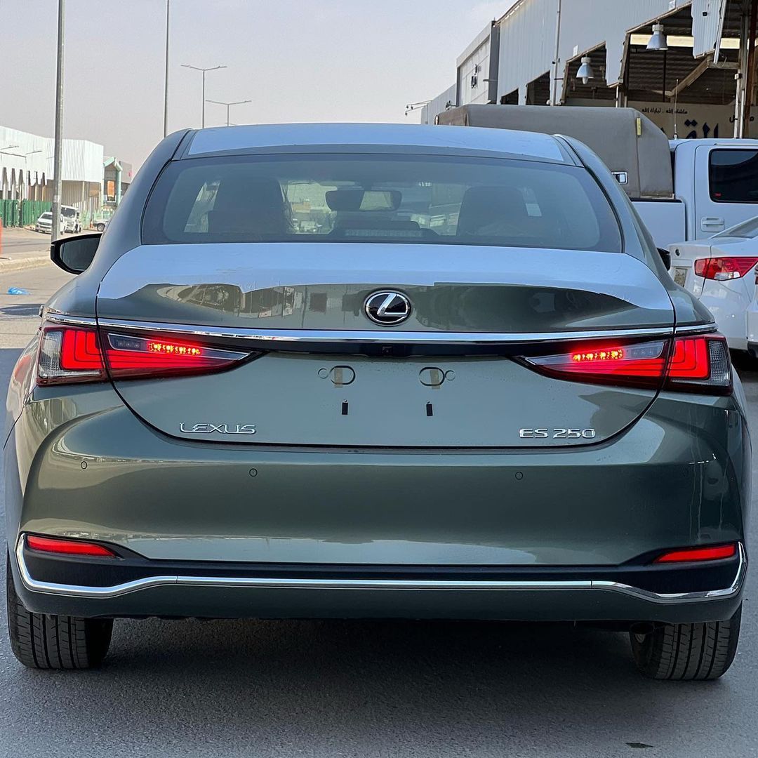 新一代雷克萨斯es港口实拍,竞争奥迪a4,增加混动引擎,犀利帅气