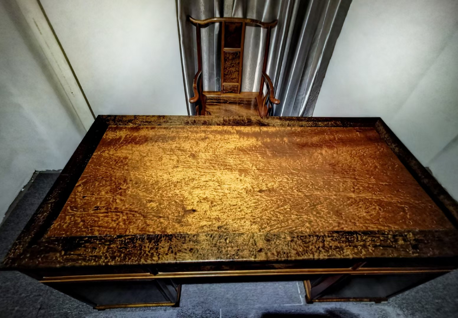 金丝楠龙胆花纹乌木办公桌