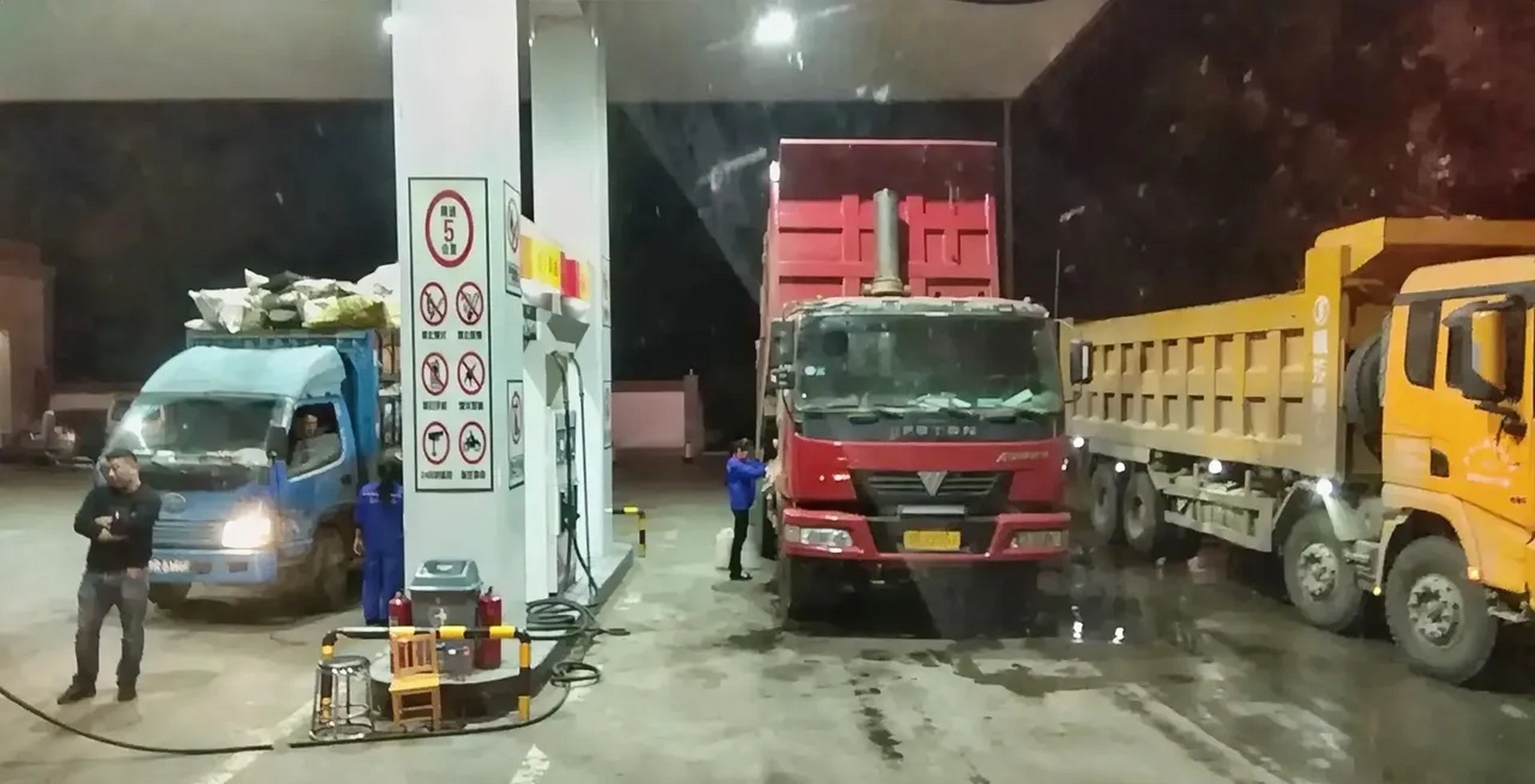 昨晚值班,女同事值前半夜,有一辆半挂车来加柴油,女同事问那个司机加