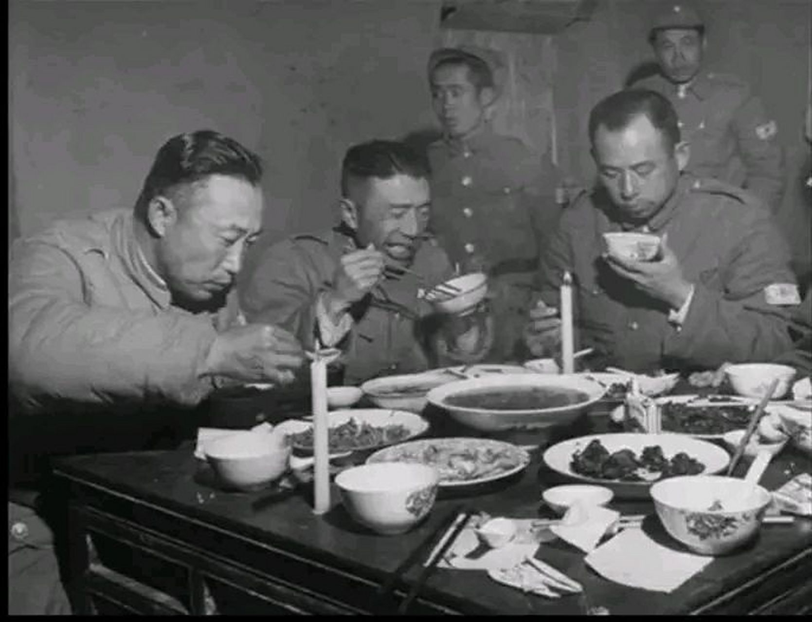 1948年,徐州,淮海战役中的李弥(左一)和部下吃饭,伙食还算丰盛.