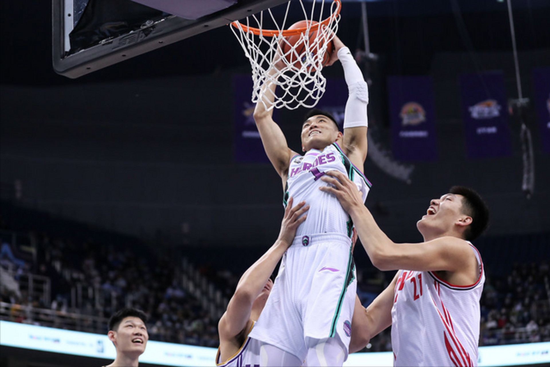 高诗岩在球场上的精彩扣篮,为什么对方要帮他扣篮呢?