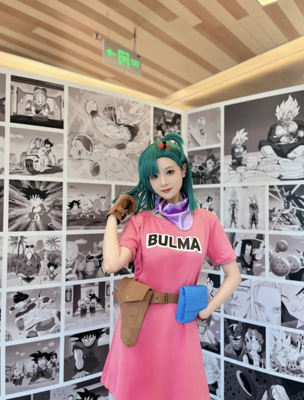 美女浅浅cosplay一下龙珠里的布尔玛