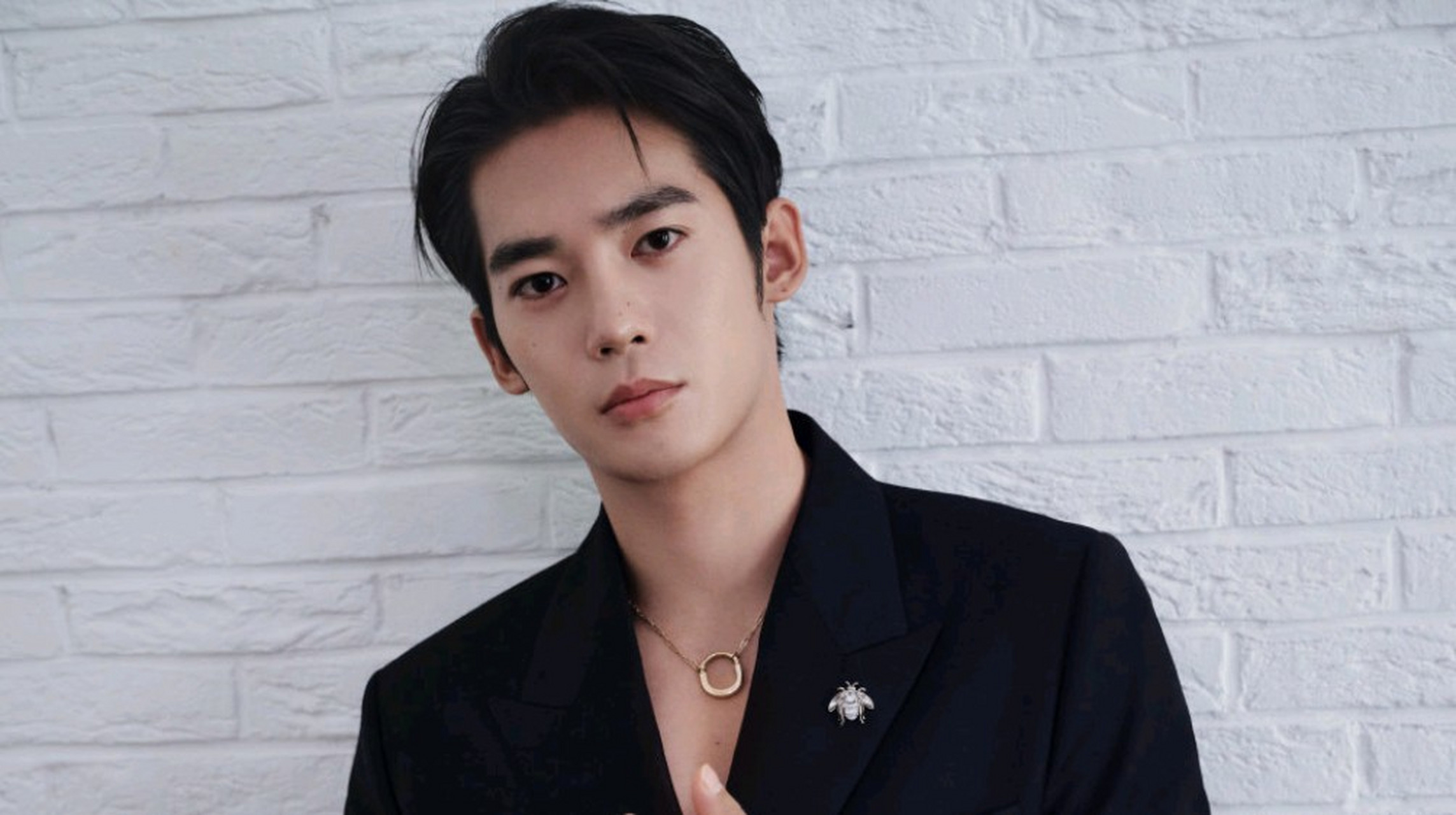 时尚|演员于适身穿 dior 男装 ,搭配 tiffany & co.