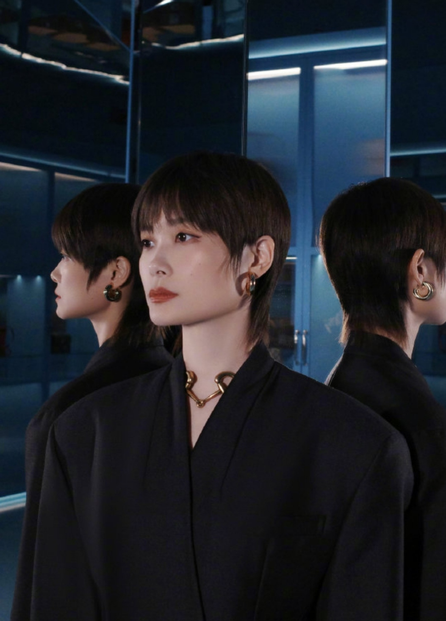 李宇春的商务资源一骑绝尘,她代言某大牌状态超好,多年不变的短发干练