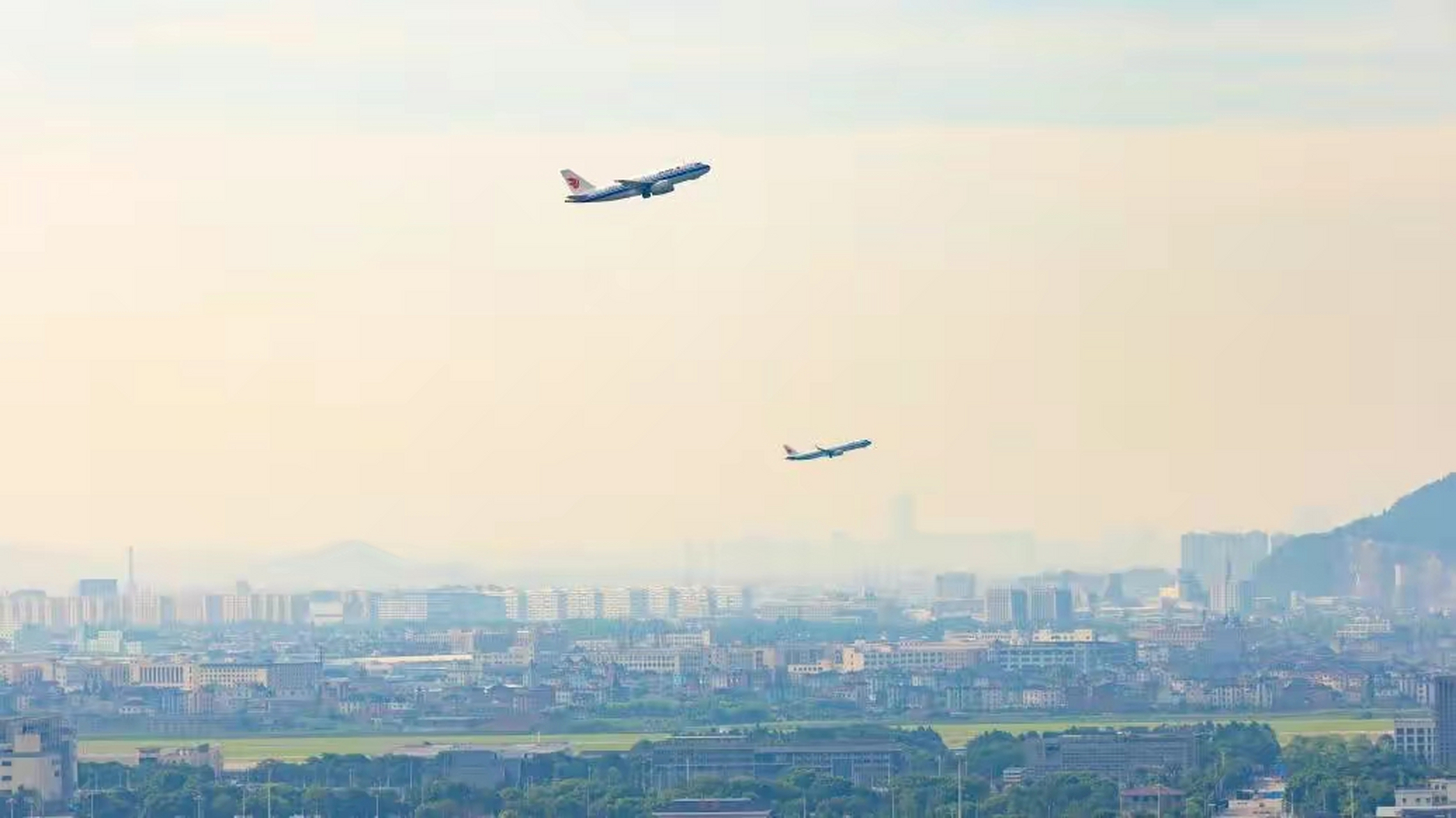 意味着从此以后,杭州萧山机场两条跑道可以同时起降航班!