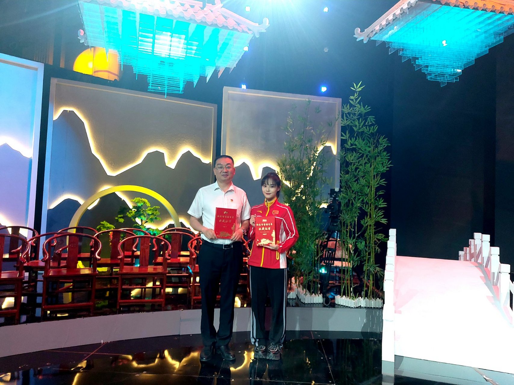 青年学者张员启与太极拳世界冠军梁壁荧以文会武!