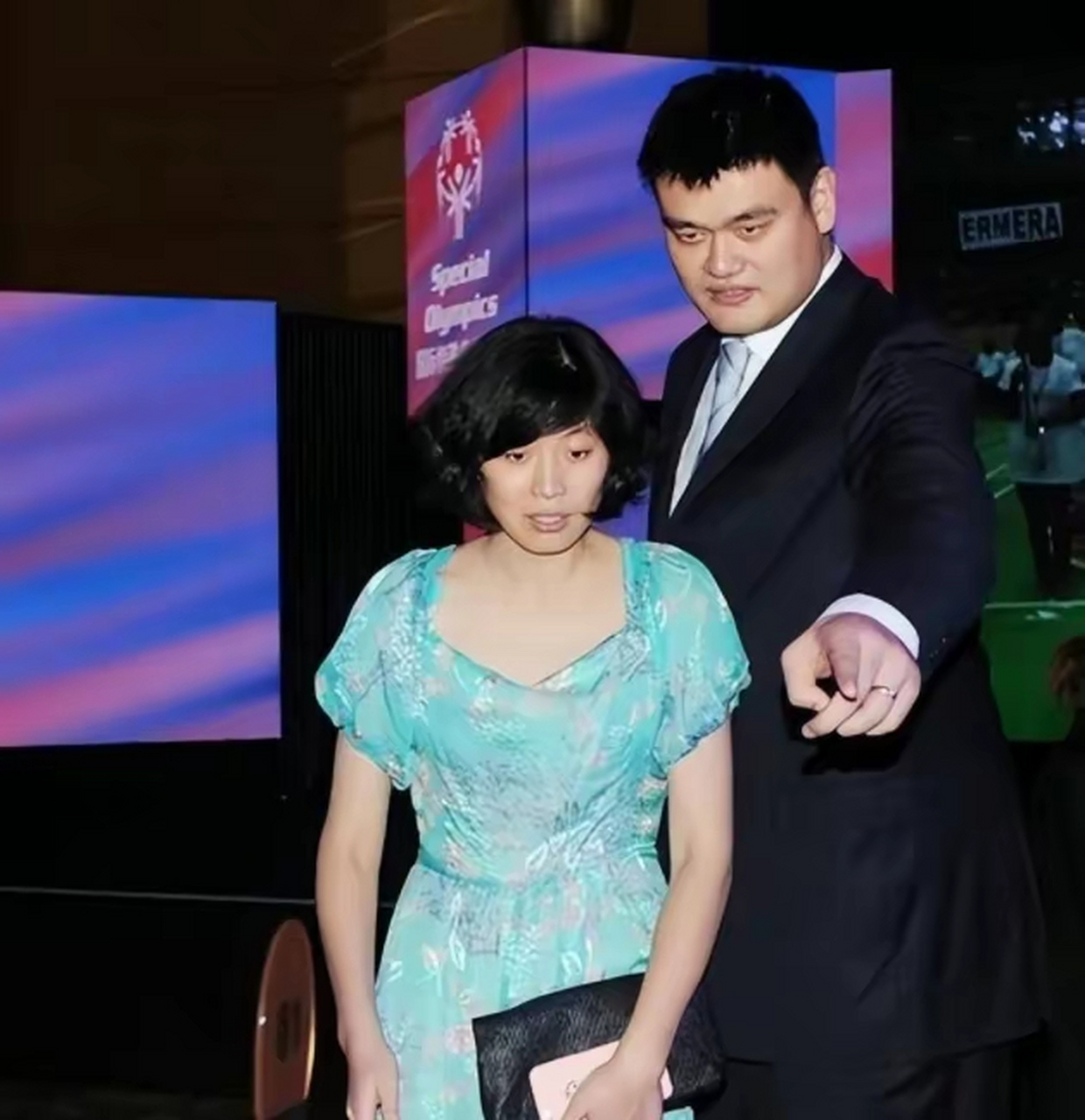 很想知道姚明这400斤的体重,家里的床是不是钢筋混凝土的[黑线]