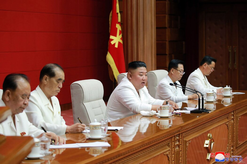 朝鲜官方媒体公布了一张国家领导人金正恩参加周三在平壤举行的劳动党中央委员会会议时的照片。