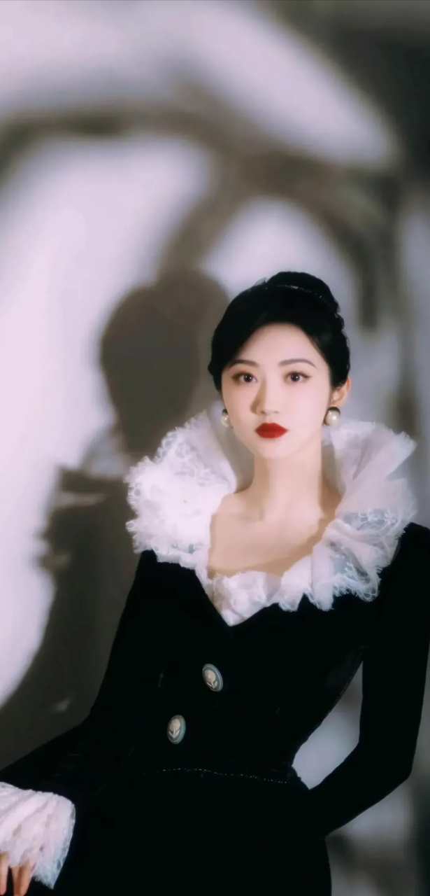 景甜最新动态,一组 景甜大开领黑色皇家礼裙,裙风情雅苑,大家闺秀之范