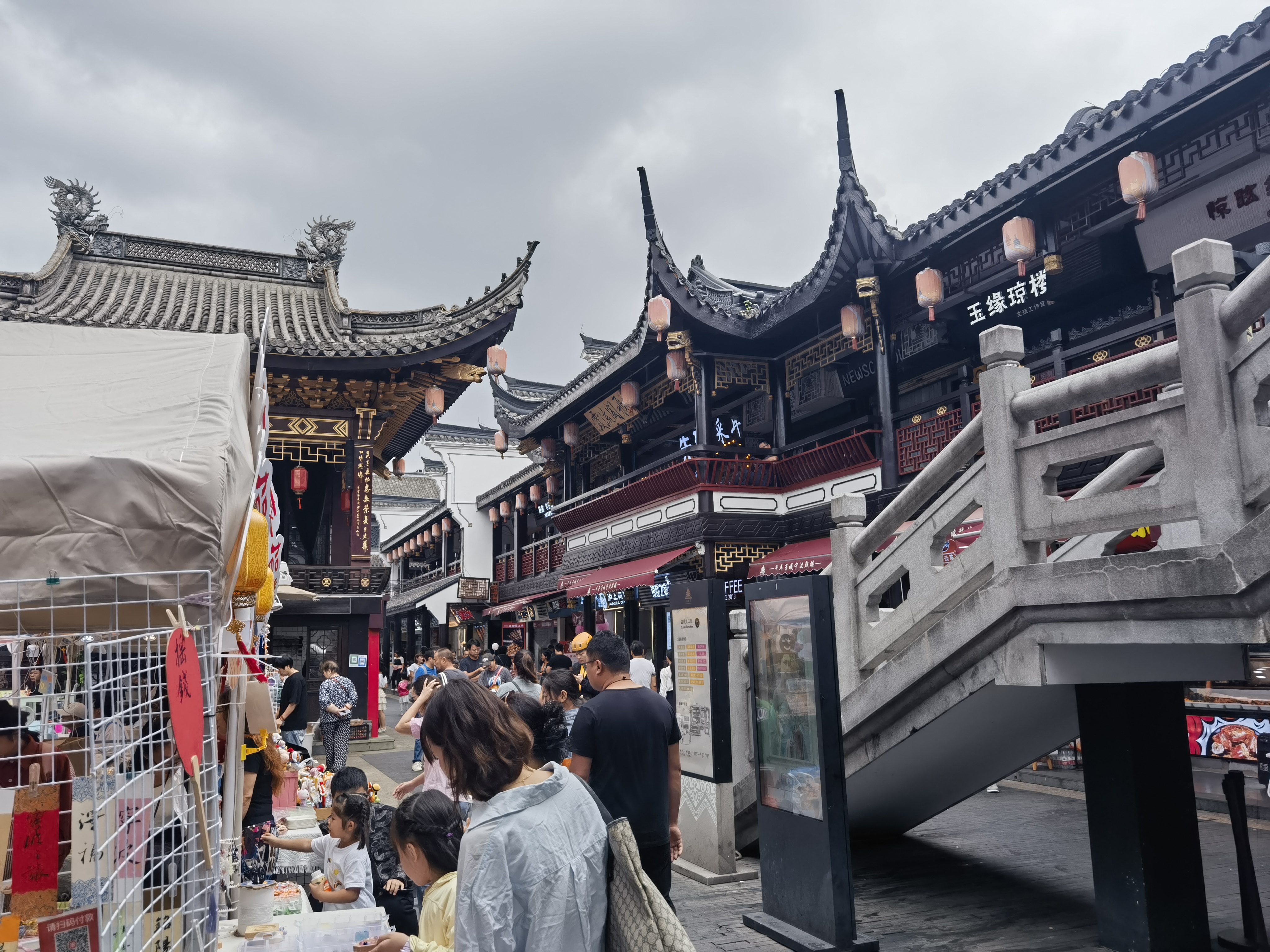 国庆假期宁波海曙鼓楼步行街商圈人气火爆,消费热潮不断