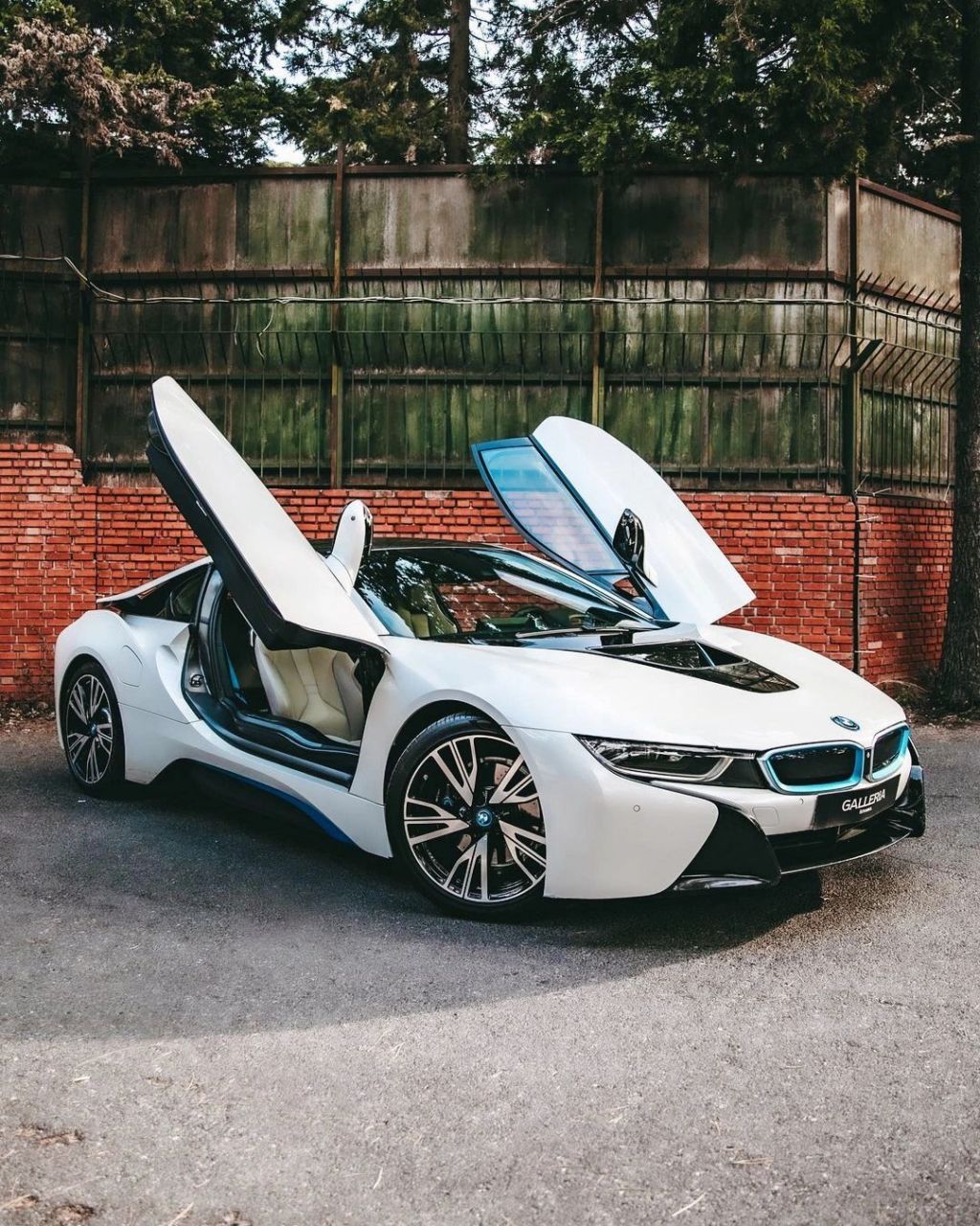 宝马i8是德国宝马公司生产的一款混合动力跑车,于2014年首次亮相.