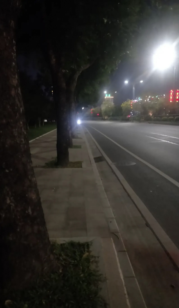 晚上睡在公园亭子里面,我失业了身上一分钱都没有了,在广州找了23天没