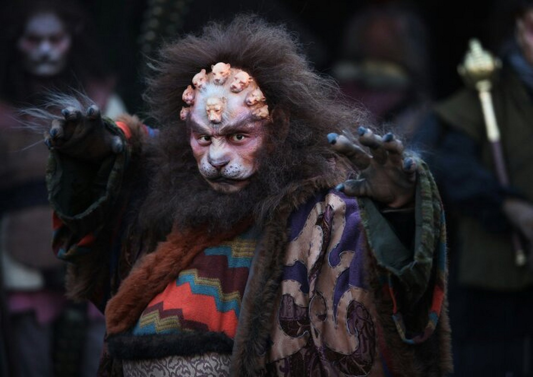 移山大圣狮驼王 描述: 凿牙锯齿,圆头方耳,声吼若雷,眼光如电,仰鼻