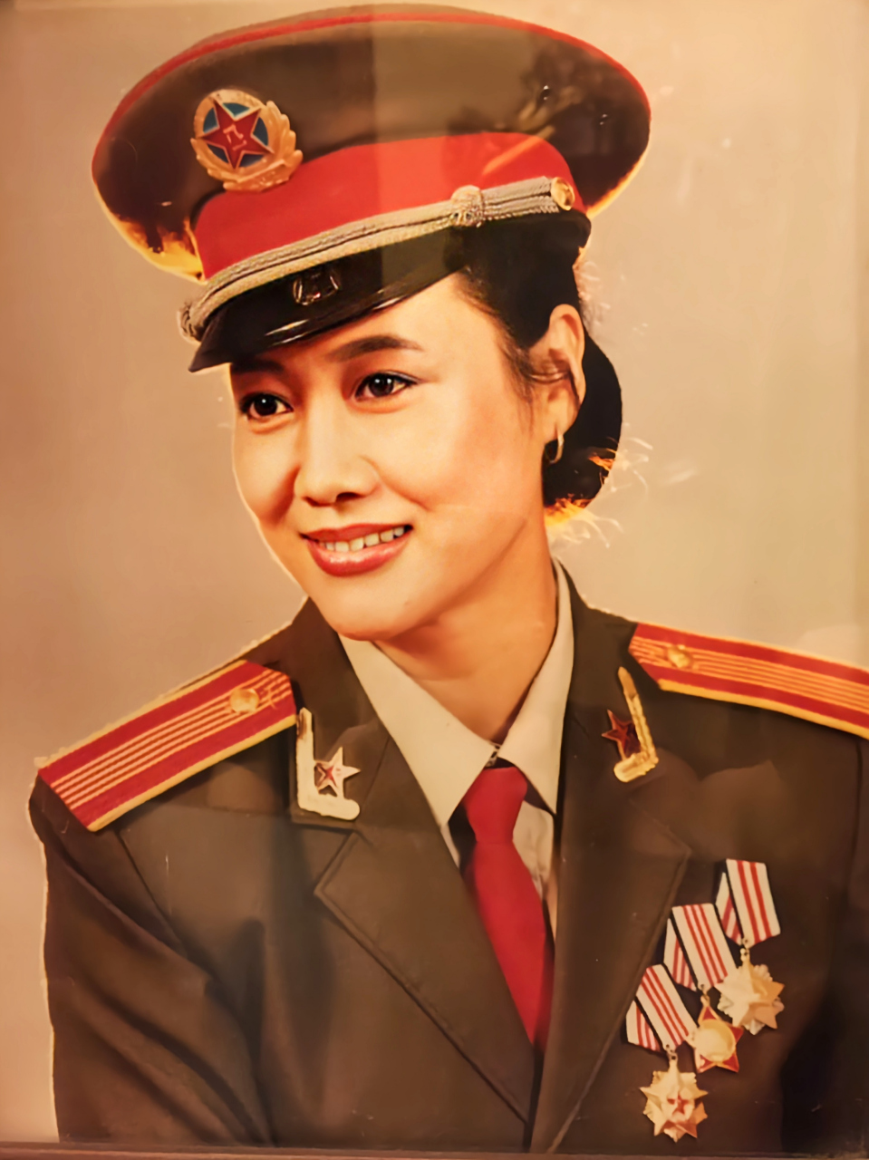 年轻的王老师妥妥的大美女一枚,浓眉大眼,唇红齿白,五官端正大气,气质