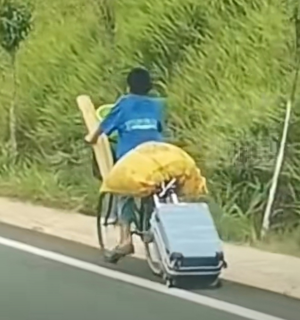 学校放假了,农村的孩子自己骑自行车带行李回家,这可能就是农村孩子和