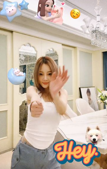 李小璐在家中跳起热舞,豪宅装修极其奢华,她的一圈赘肉引热议