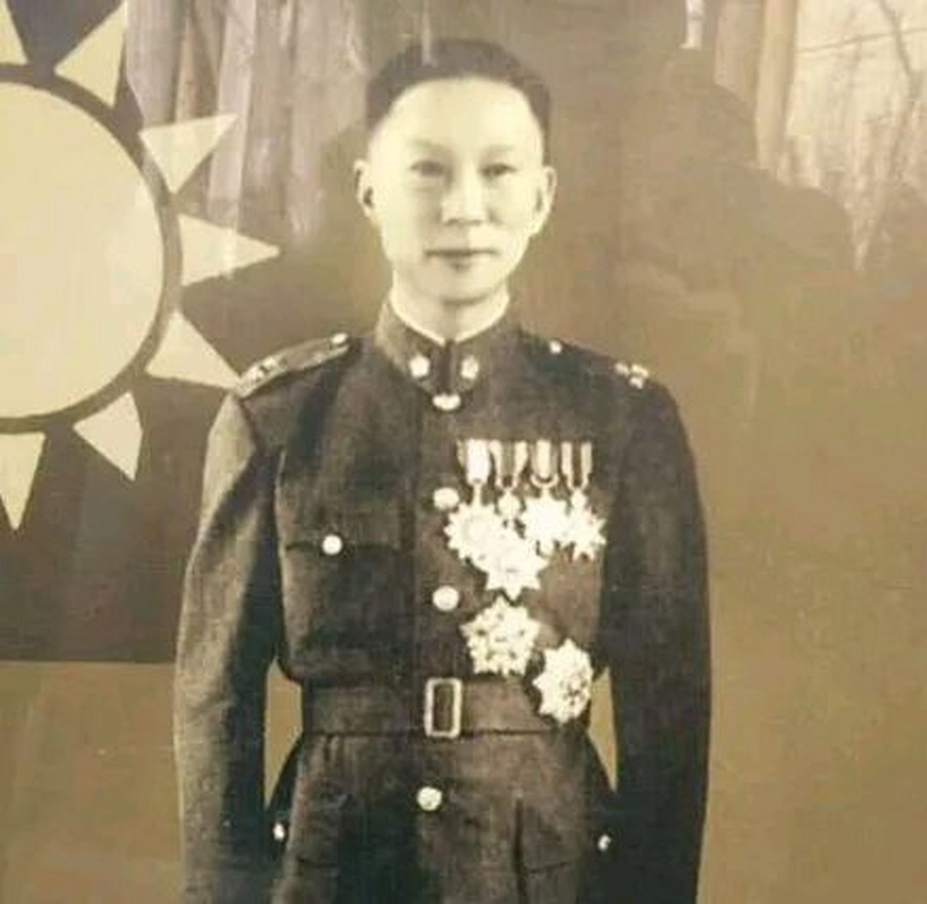 "我杀了十万日本人",1993年,97岁的薛岳将军因交不起房租,在台湾提起