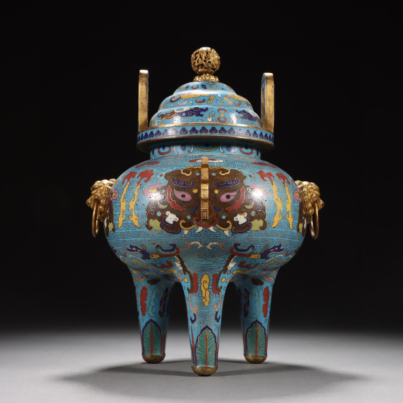 清代 乾隆 铜胎景泰蓝饕餮兽面纹香炉. 规格:宽18㎝高29㎝重2019g
