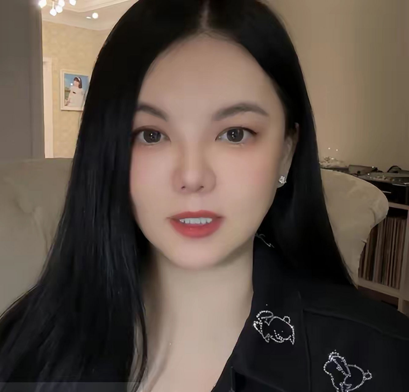 李湘首晒英国豪宅,满墙红酒茶杯镶金,穿带钻睡衣名表215w 自从李湘