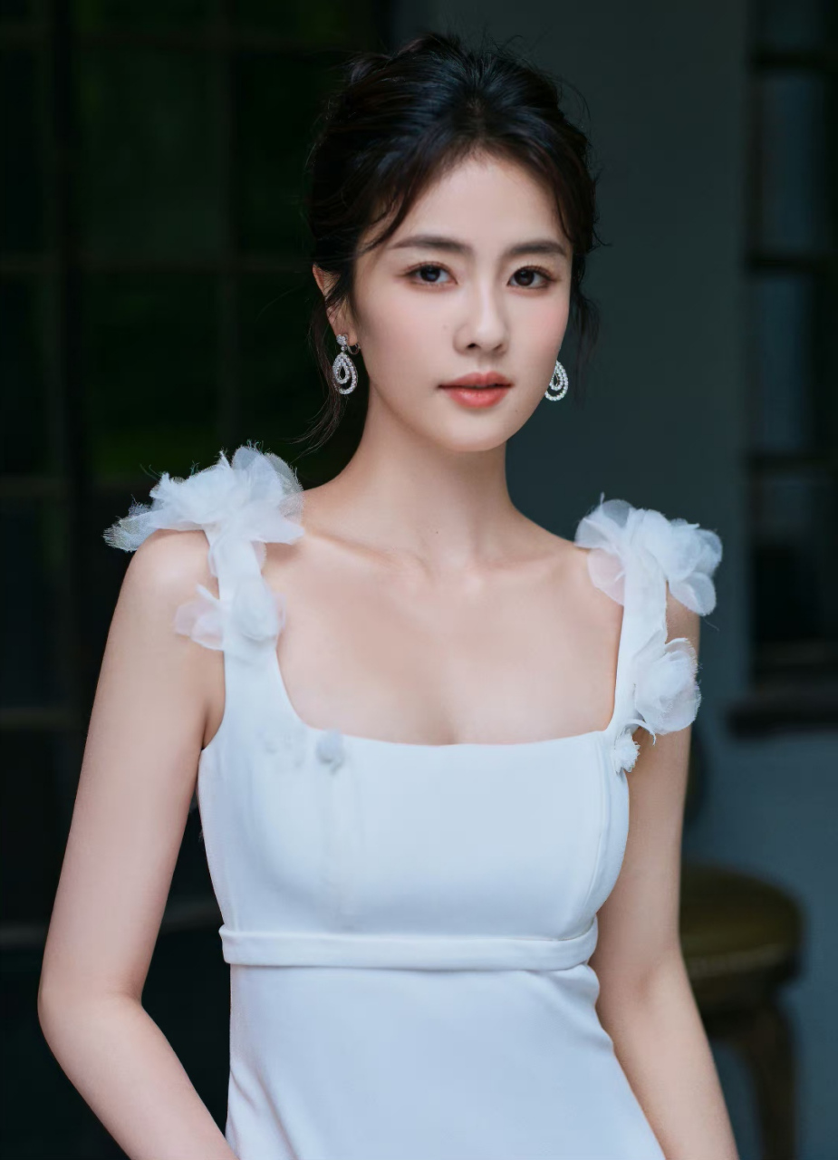 白鹿# 一袭白色吊带束腰礼裙,清纯唯美的容颜,窈窕曼妙的身材,前秃篌