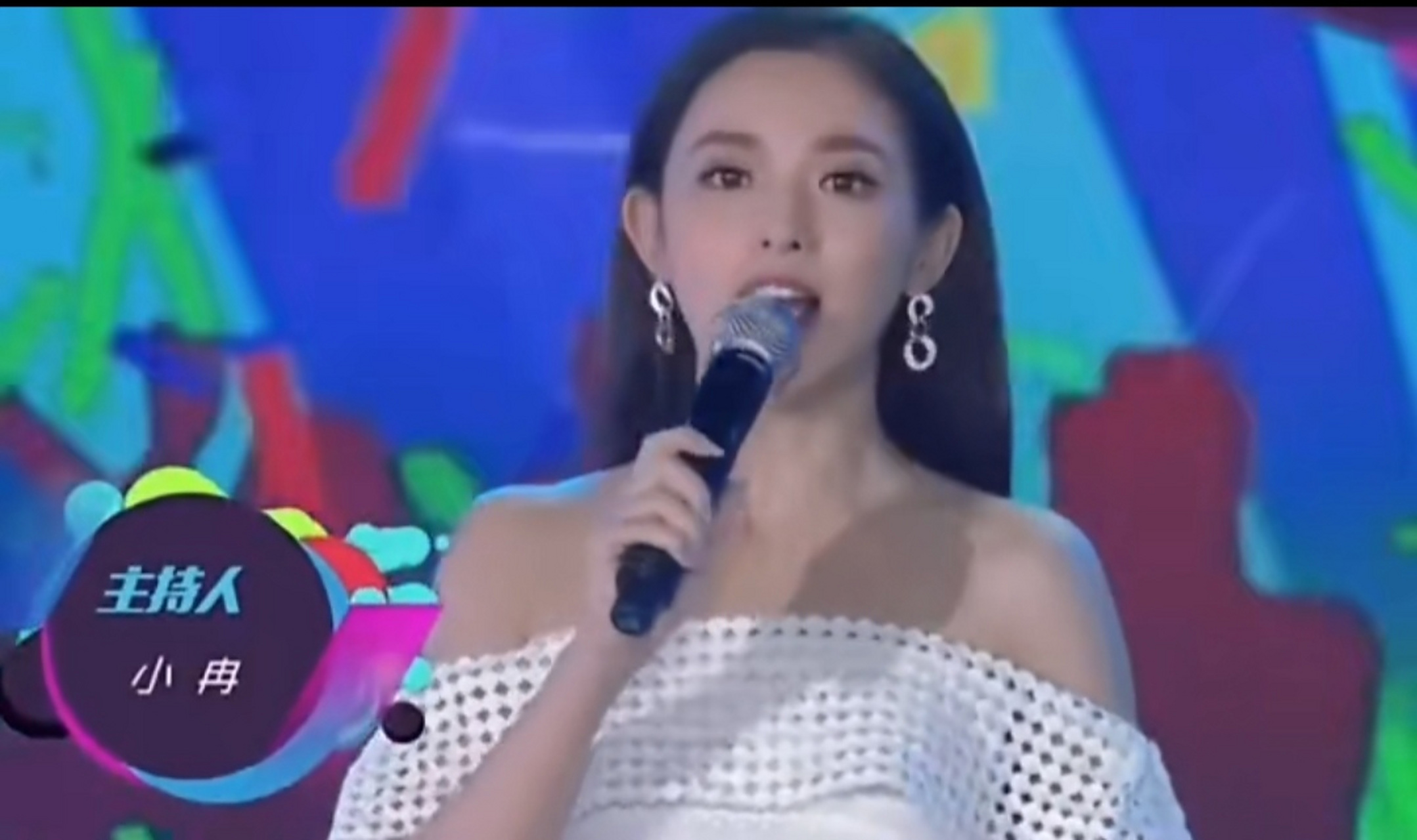 以前超喜欢看她在爱奇艺主持的《早班机》,她在里面主持的真的很好.